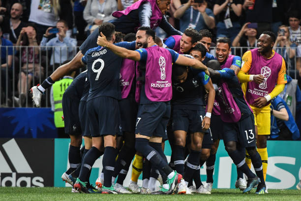 字母哥三喜临门，利拉德29+9+11+2，雄鹿血洗热火，开启西征之旅.